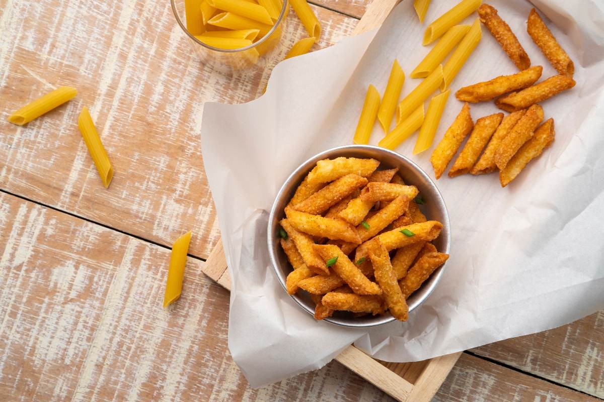 Vista dall'alto pasta tipo penne fritte e aromatizzate