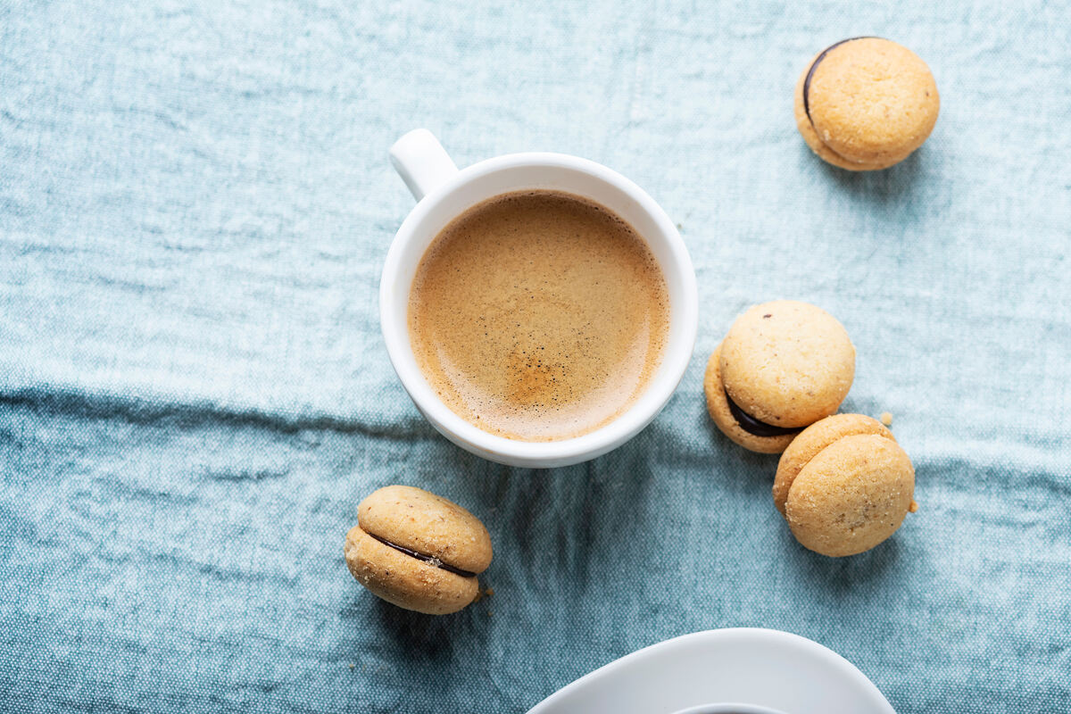 Vista dall'alto tazzina di caffè con baci di dama