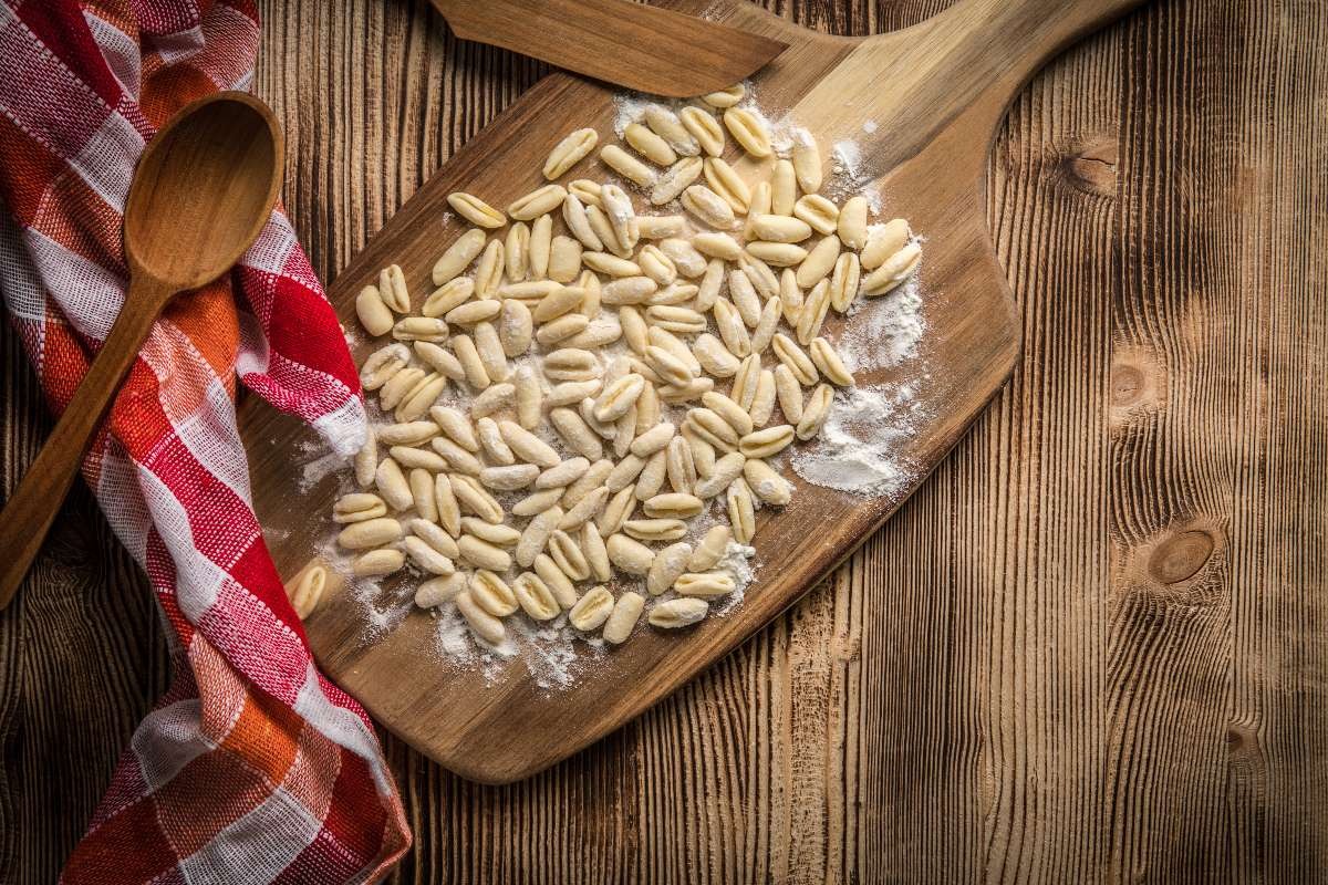 Vista dall'alto cavatelli fatti in casa su tagliere di legno