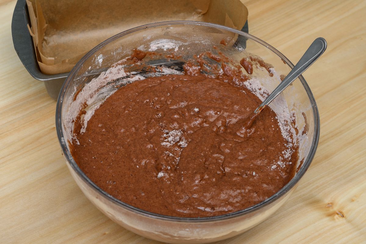 Ciotola di vetro con impasto al cioccolato per torta