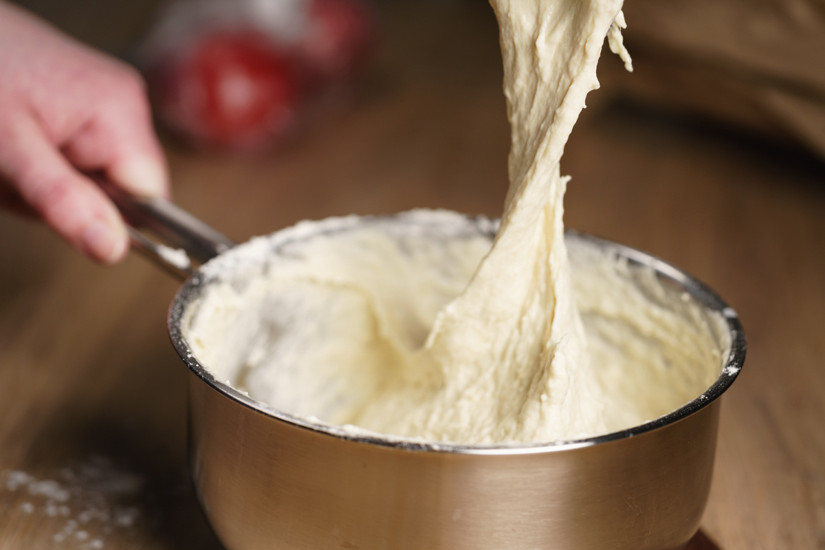 Pentola di acciaio con impasto appiccicoso per frittelle
