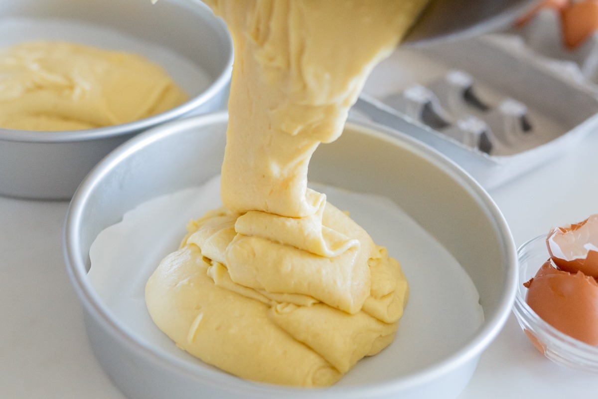 Impasto torta che viene versato in teglia