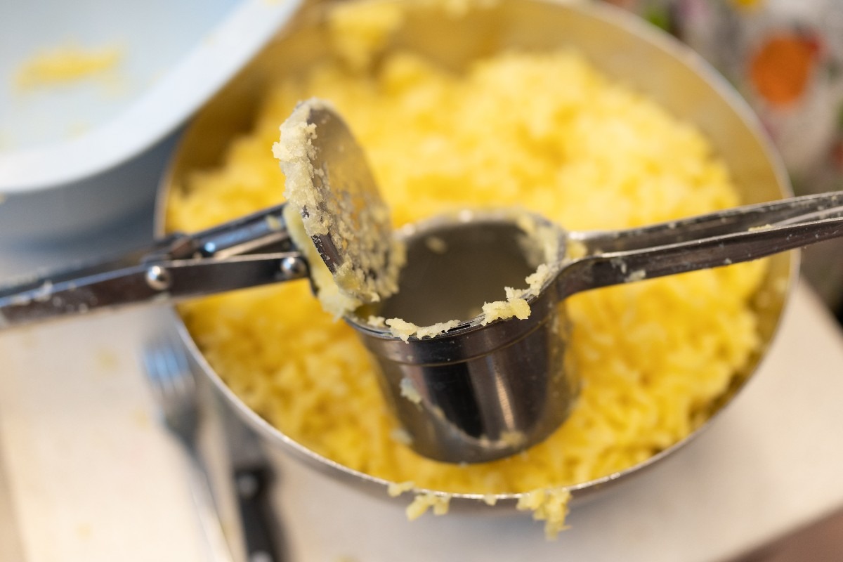 Картофельное пюре с помощью картофельного пресса