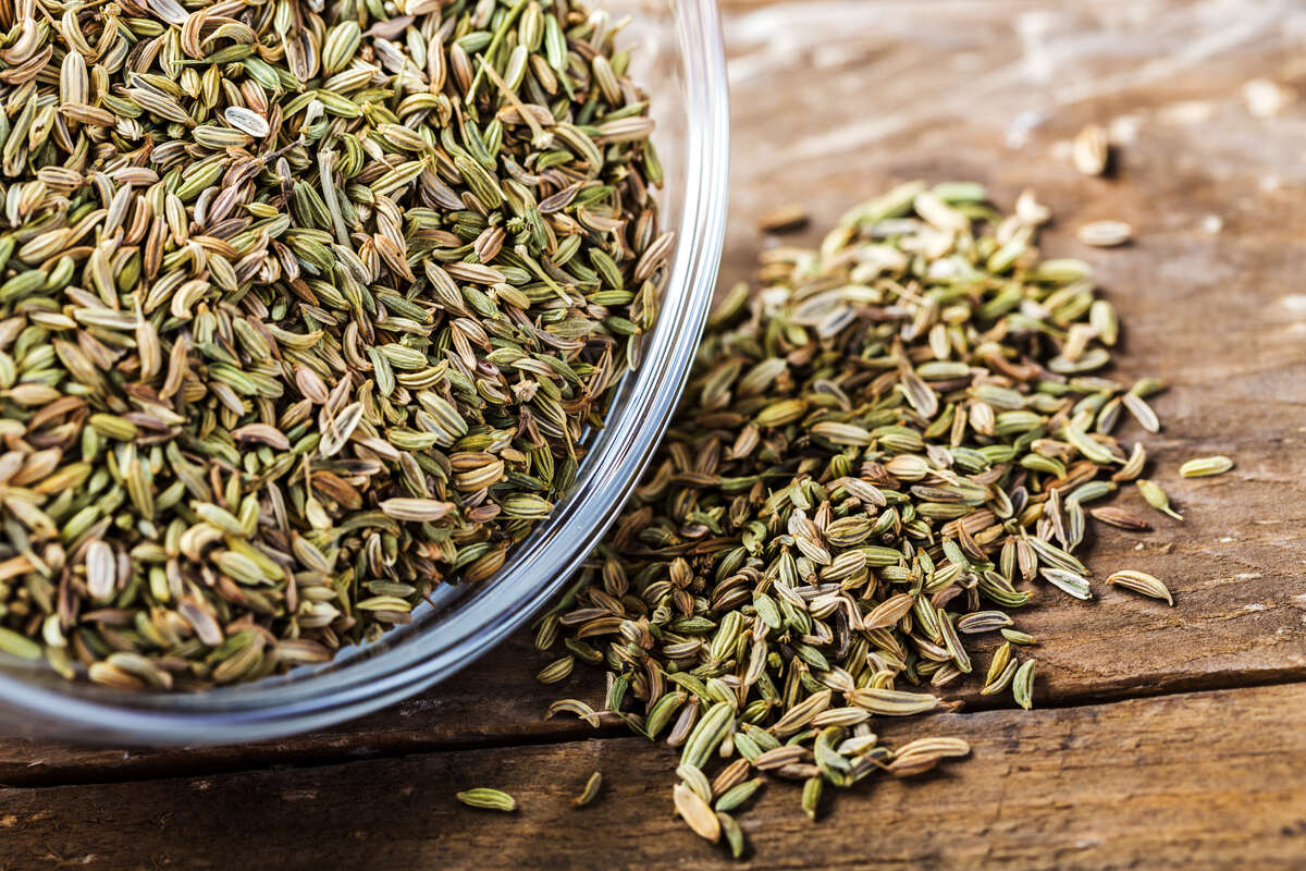 Barattolo con semi di finocchio visto dall'alto