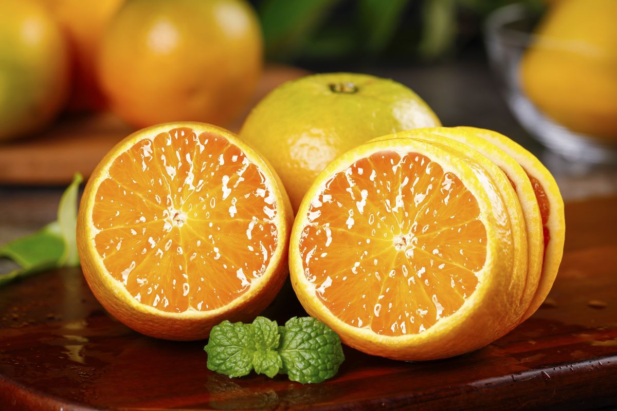 Arance tagliate a fette su tagliere di legno