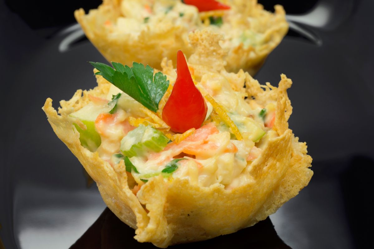 Antipasto con cestini di parmigiano con all'interno insalata russa