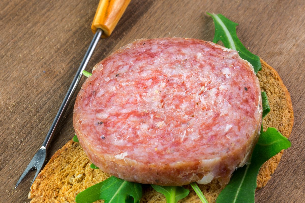 Fetta di pane con rucola e ciauscolo