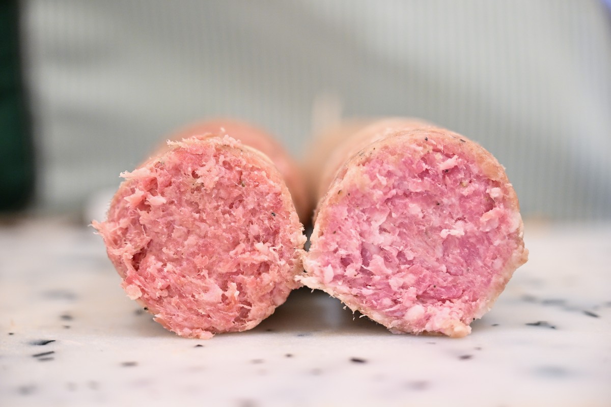 Salame morbido chiamato ciasuscolo tagliato a metà