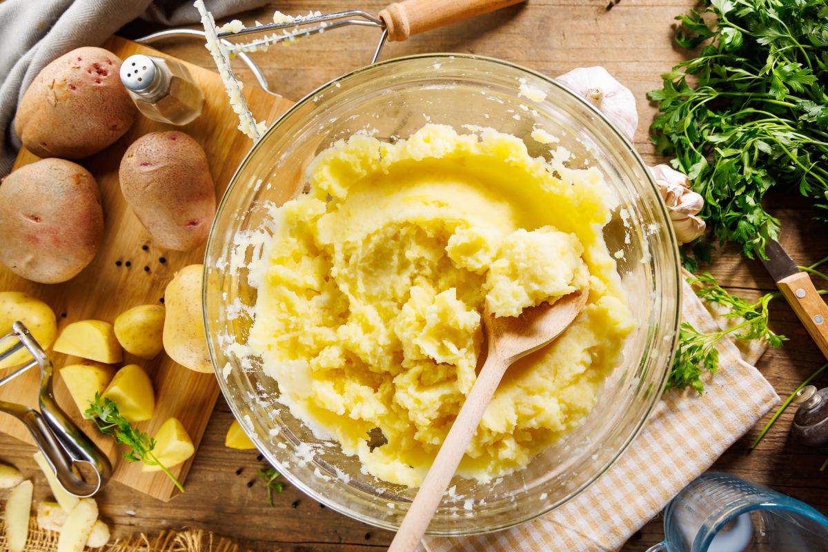 Vista dall'alto ciotola con patate schiacciate