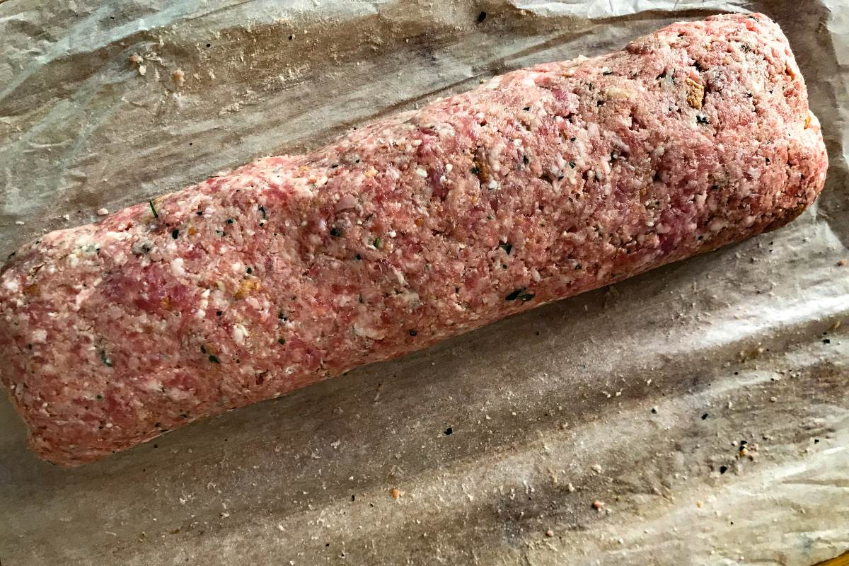 Polpettone di carne ancora da cuocere 