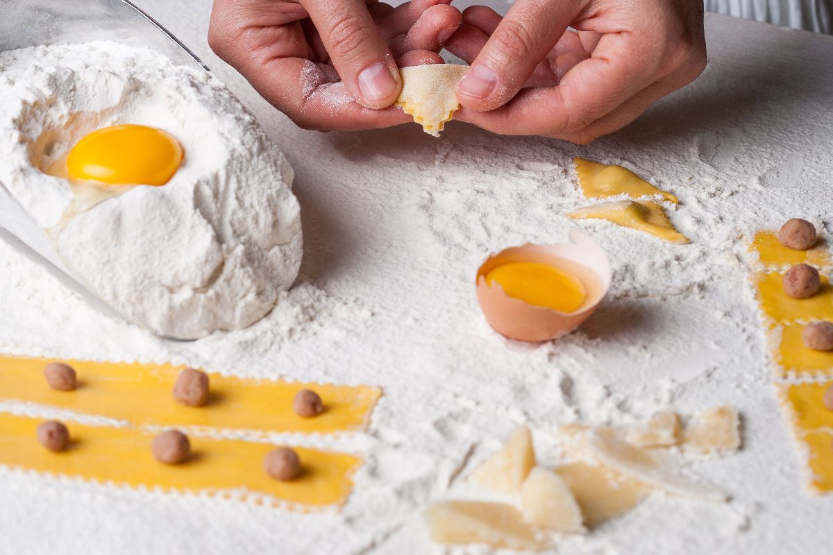 Mani che mostrano come chiudere i tortellini