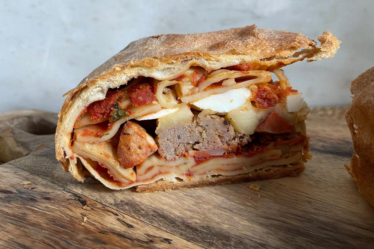 Fetta di timballo di pasta con polpette in crosta di pasta brisée