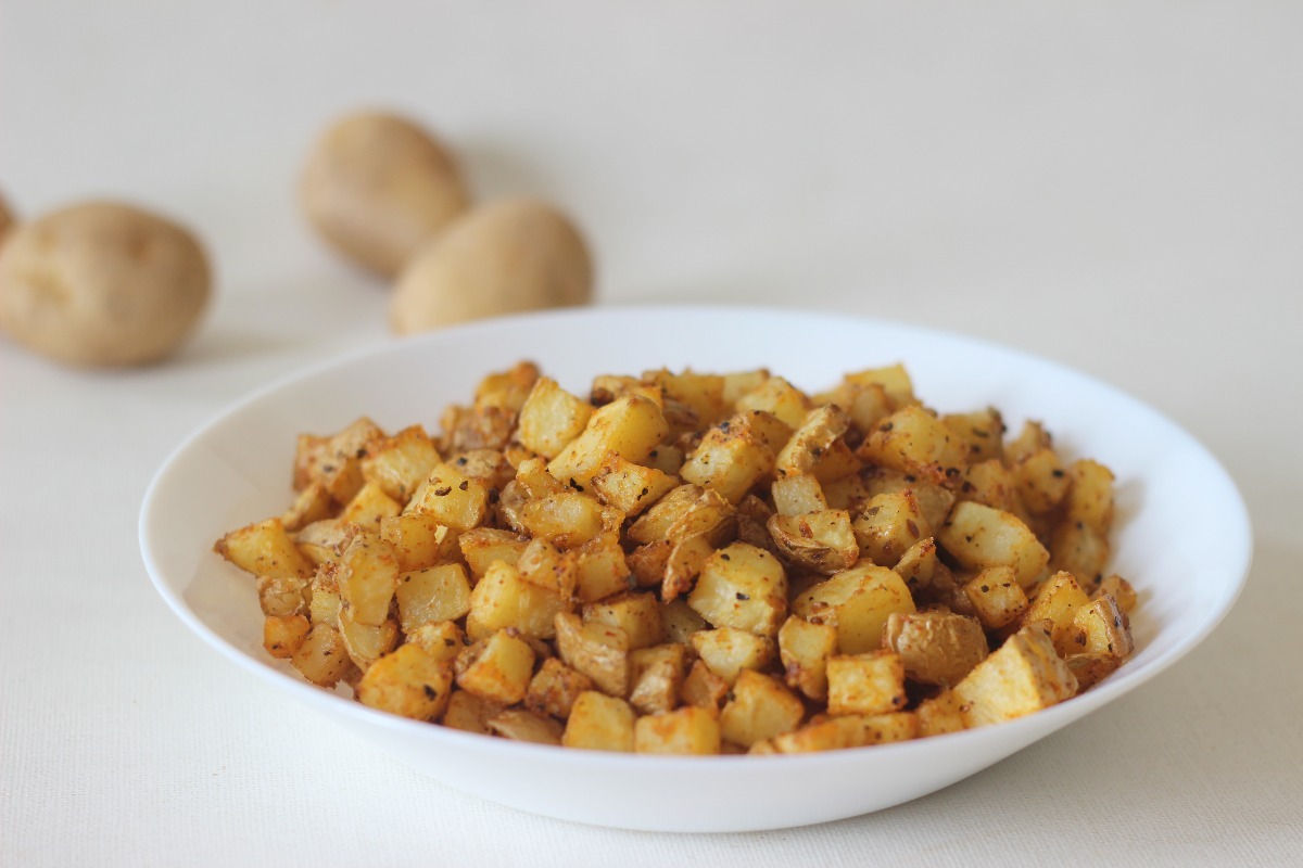 Piatto con patate arrosto tagliate a dadini
