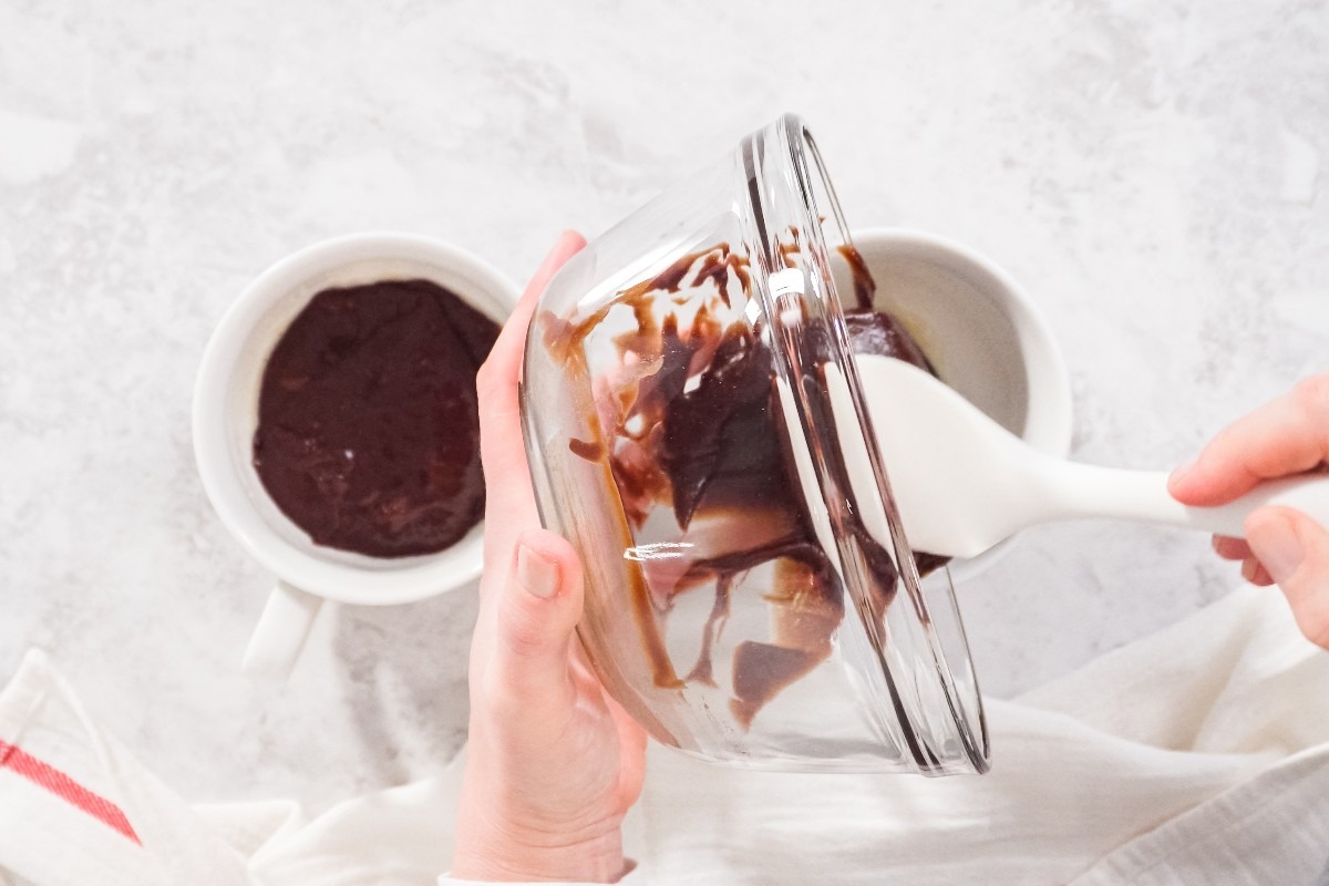 Vista dall'alto impasto al cioccolato che viene versato nelle tazze