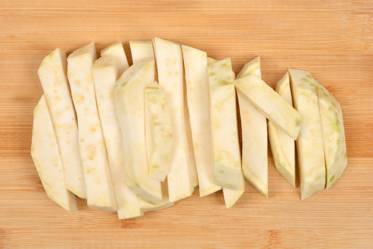 Vista dall'alto sedano rapa sbucciato e tagliato a bastoncini