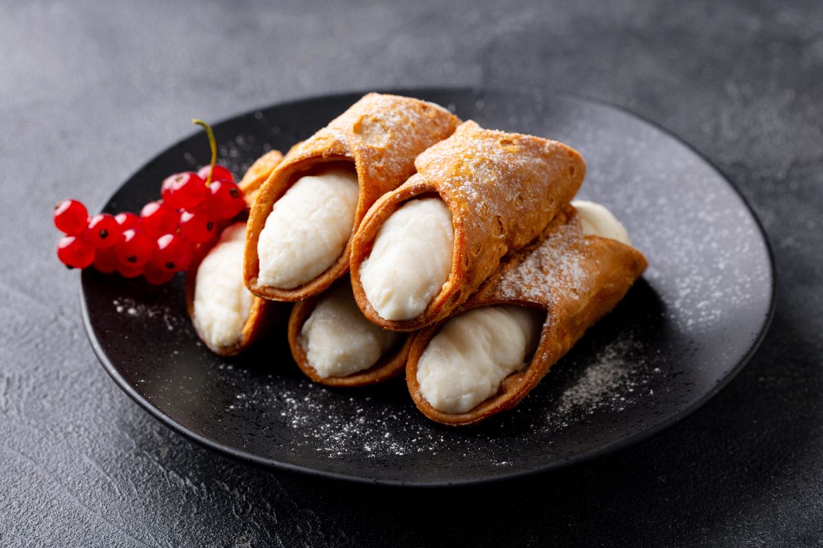 Cannoli siciliani ripieni con crema alla ricotta