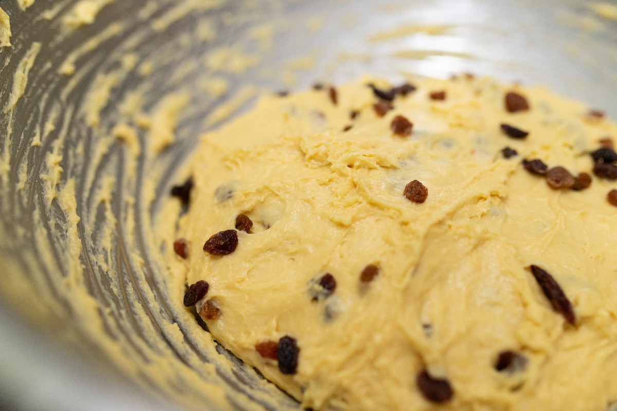 Ciotola con impasto morbido all'uvetta