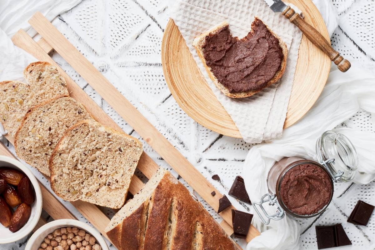 Vista dall'alto fette di pane con crema a base di fagioli e cioccolato