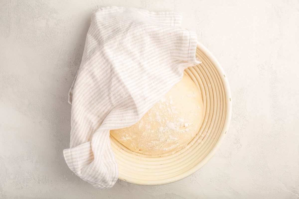 Vista dall'alto ciotola di bambù con impasto lievitato