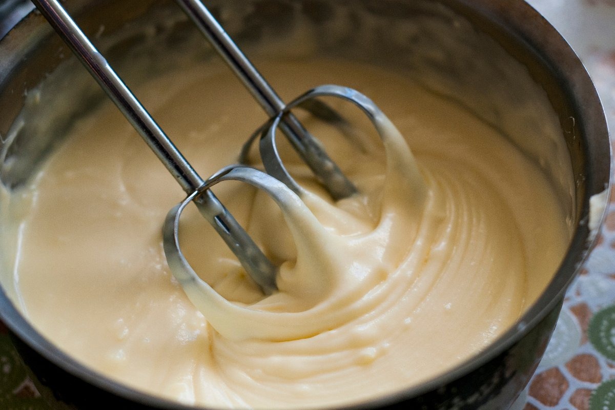 Impasto torta preparato con fruste elettriche