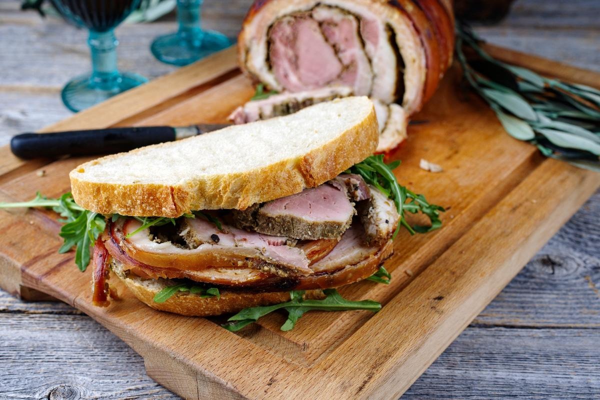 Fette di pane casereccio con porchetta 
