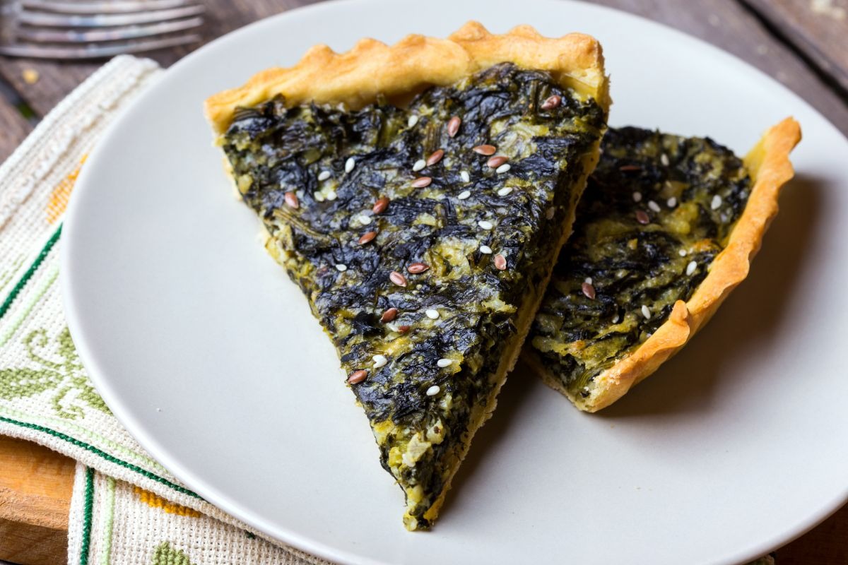 Piatto con due fette di torta salata agli spinaci
