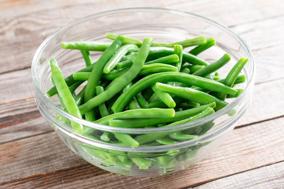 Ciotola di vetro con fagiolini spuntati e sbollentati