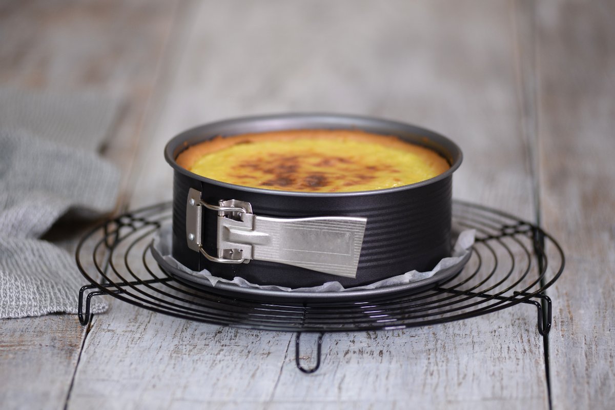 Teglia a cerniera su gratella con flan parisien che raffredda