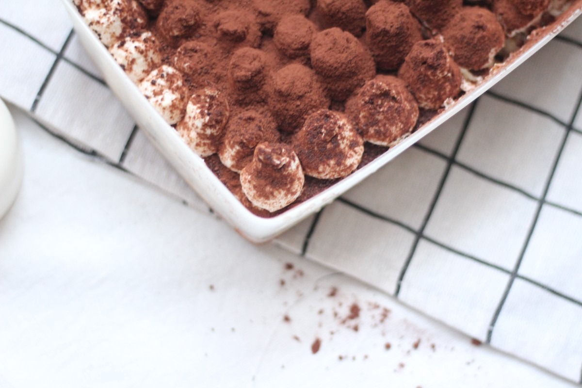 Pirofila di ceramica con tiramisù coperto da cacao amaro
