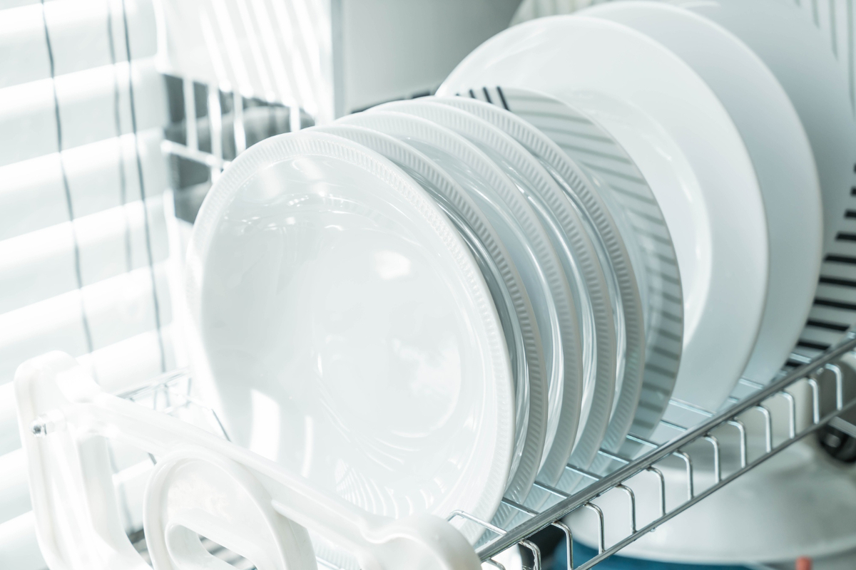 Lavastoviglie piatti bianchi puliti dopo lavaggio 