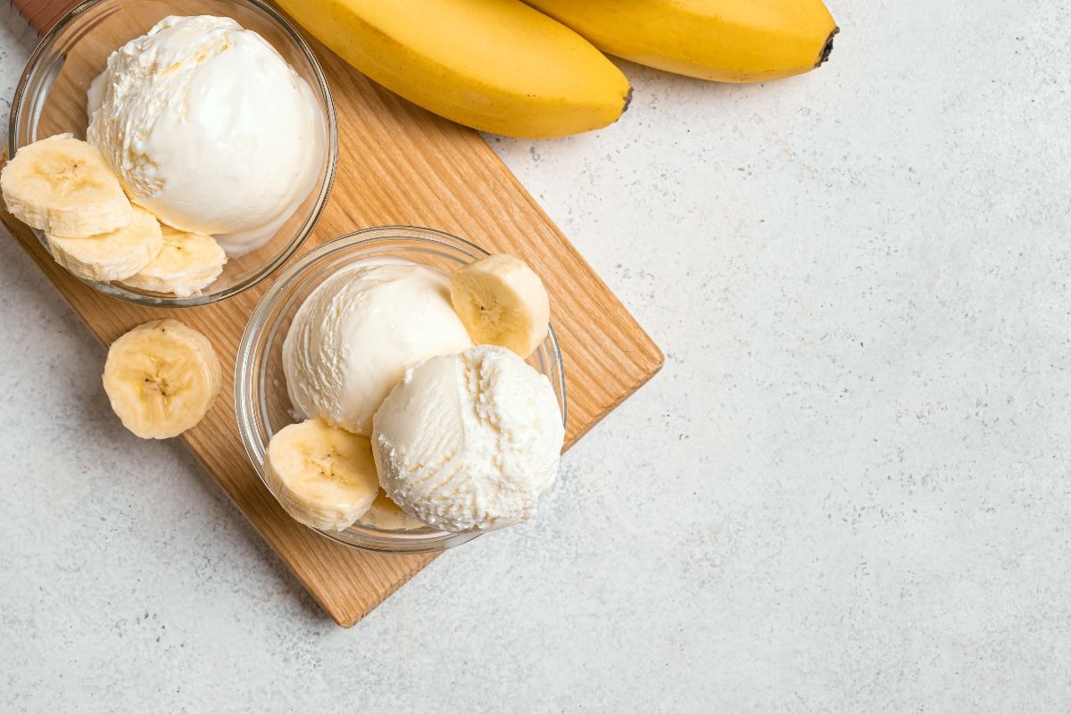 Vista dall'alto ciotola con palline di gelato e banana a fette