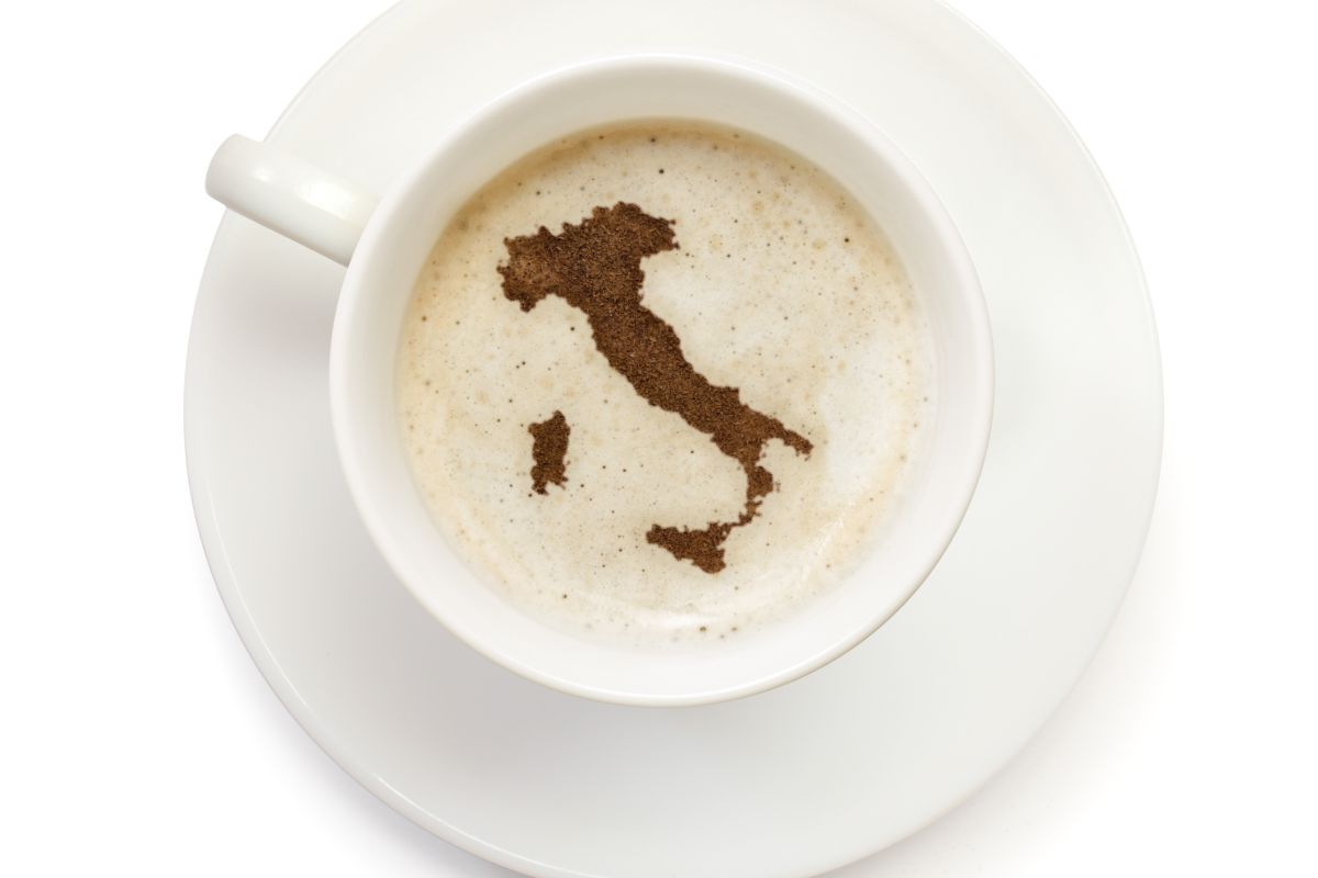 Italia dentro tazza di cappuccino