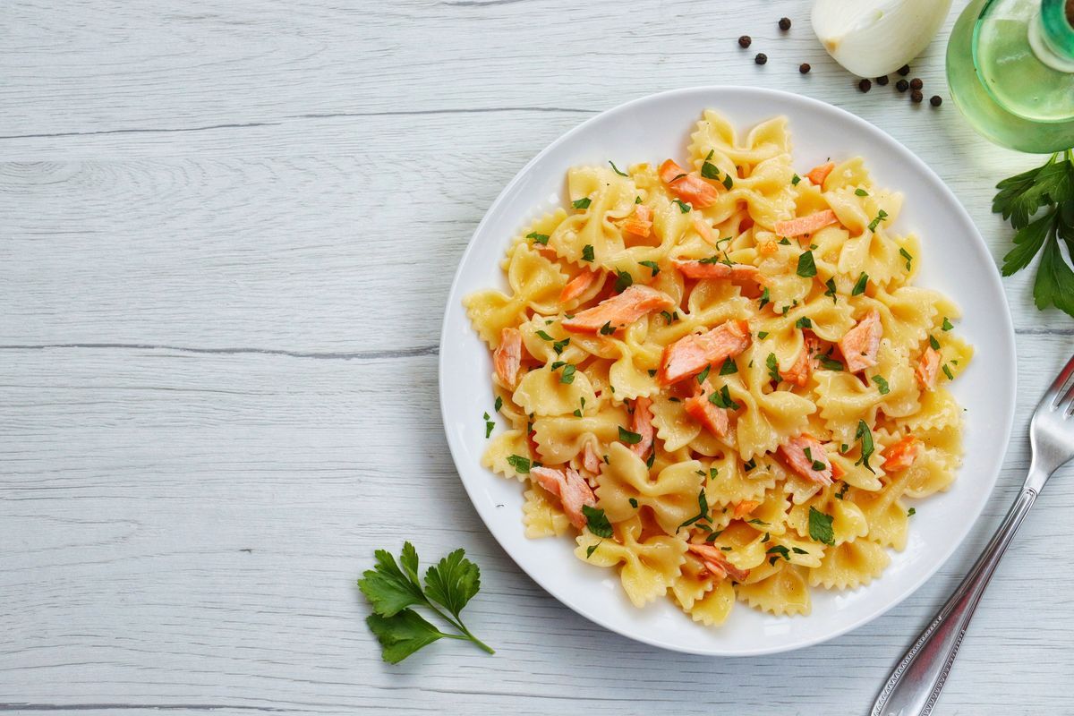 Pasta fredda con salmone affumicato