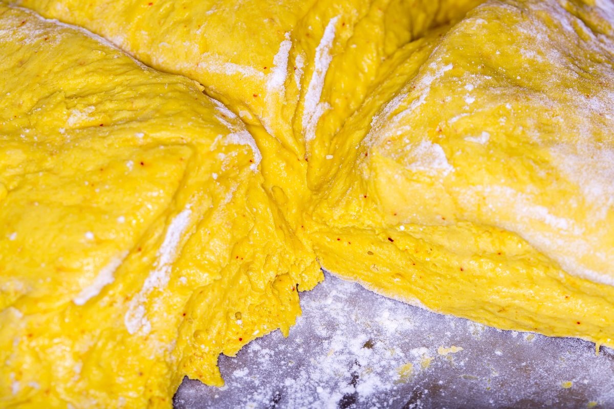 Impasto per pane allo zafferano lievitato