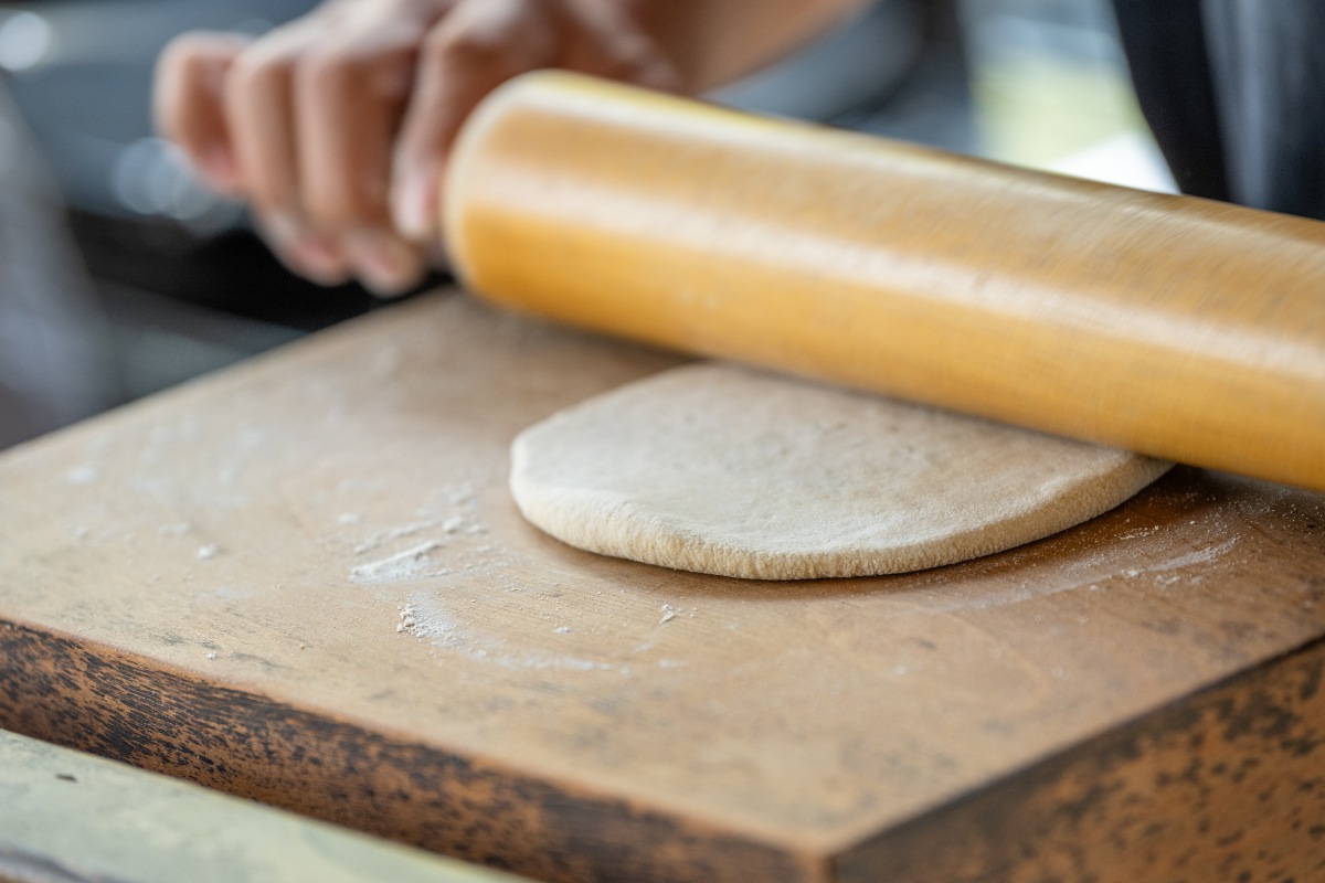 Stesura dell'impasto con mattarello