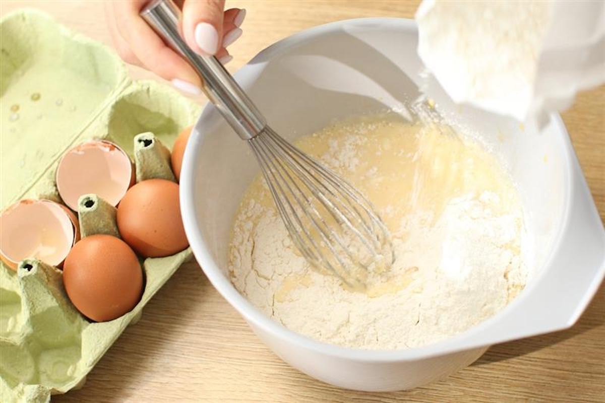 Preparazione pastella senza glutine con uova, fase di aggiunta della farina