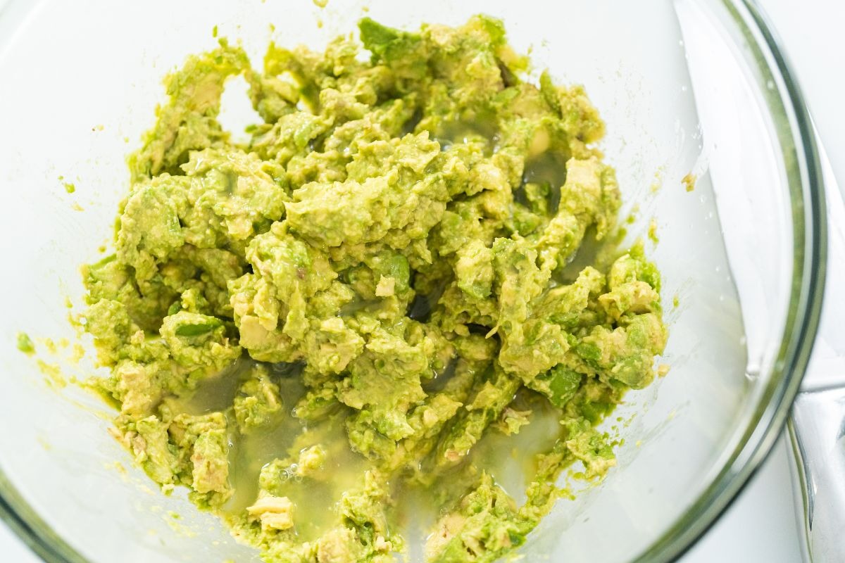 Vista dall'alto ciotola di vetro con avocado schiacciato