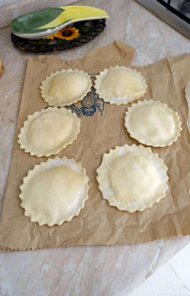 Seadas sarde ancora da cuocere su foglio di carta forno