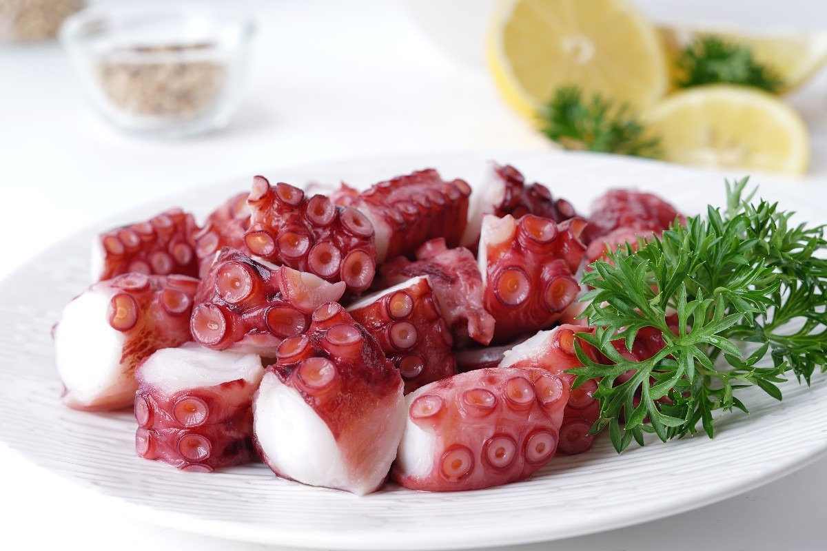 Piatto con tentacoli di polpo tagliati a pezzi