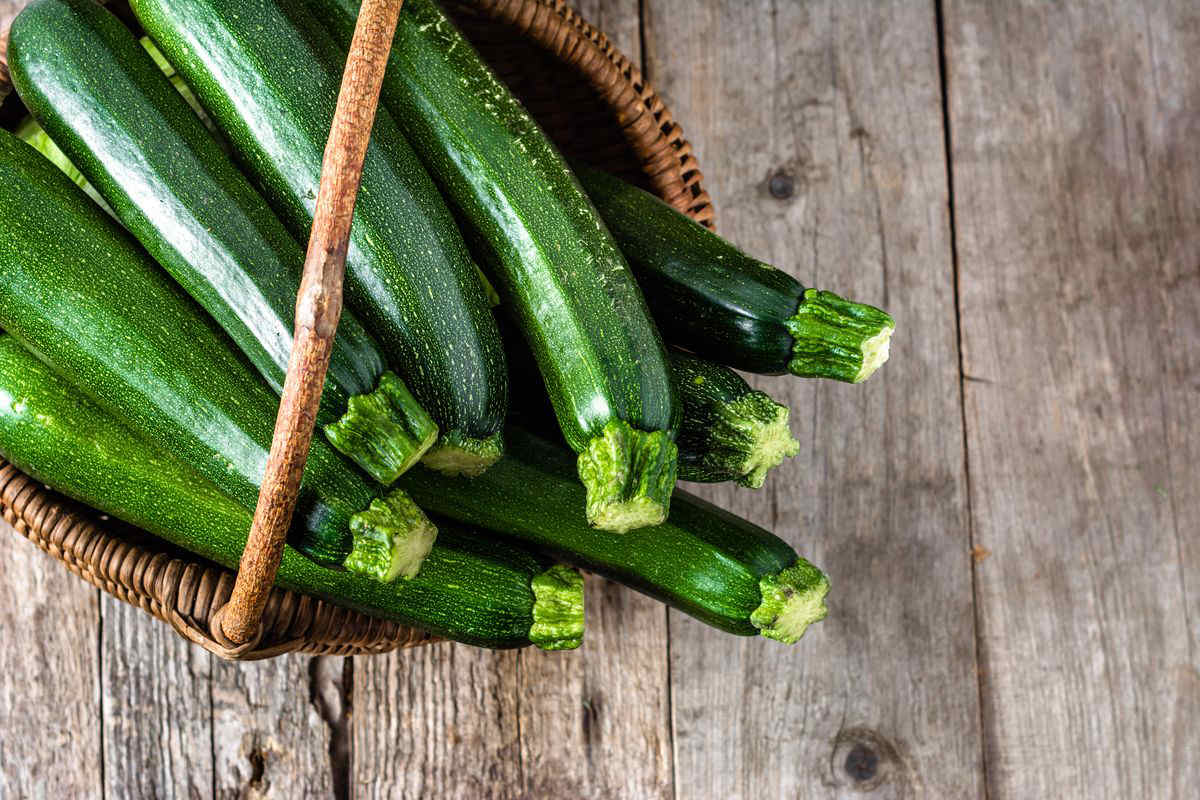 Cesto di vimini con zucchine appena raccolte