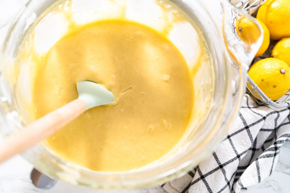 Vista dall'alto ciotola con impasto torta al limone e leccapentola