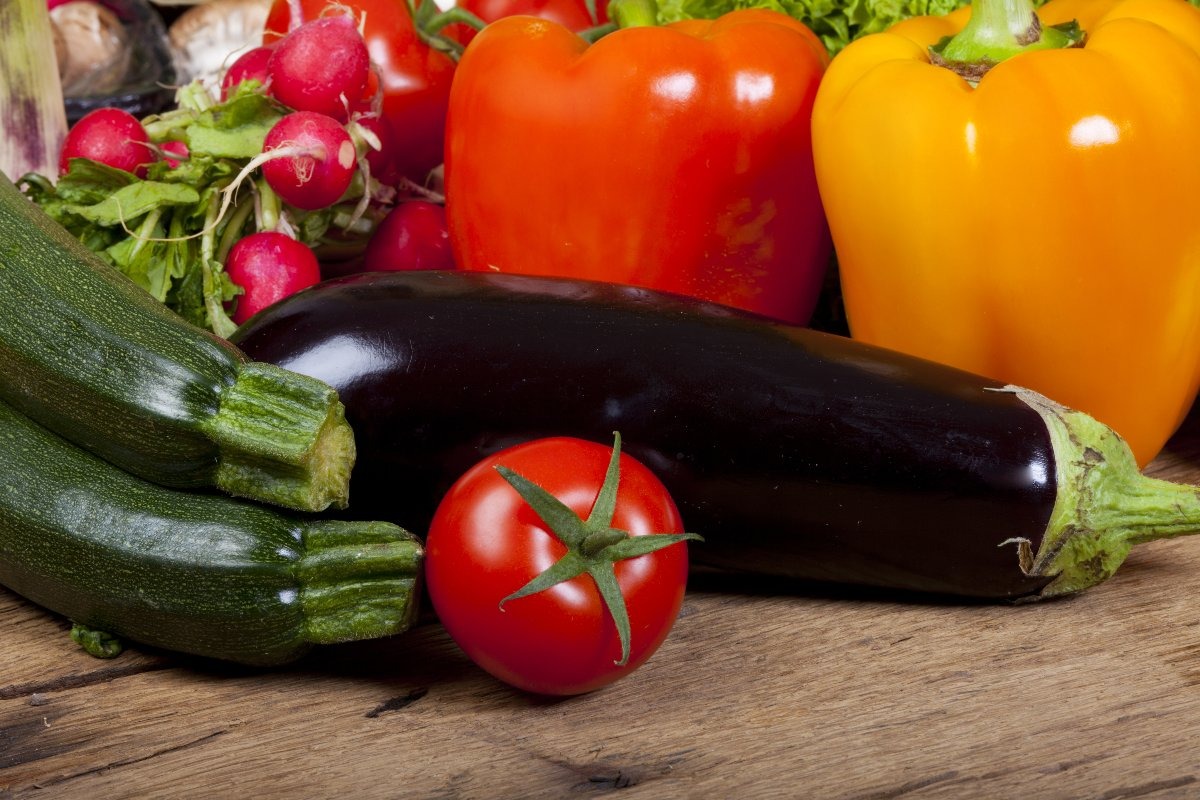 Melanzane, zucchine, peperoni, pomodori freschi