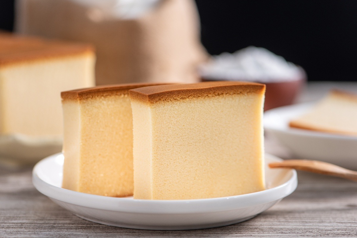 Fette di torta castella o castella cake su piatto bianco