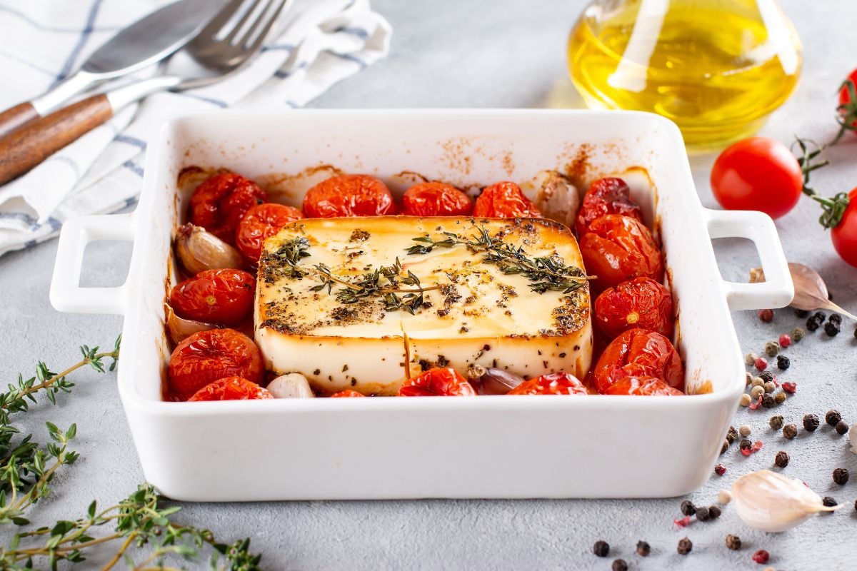 Pirofila di ceramica con feta e pomodorini arrostiti