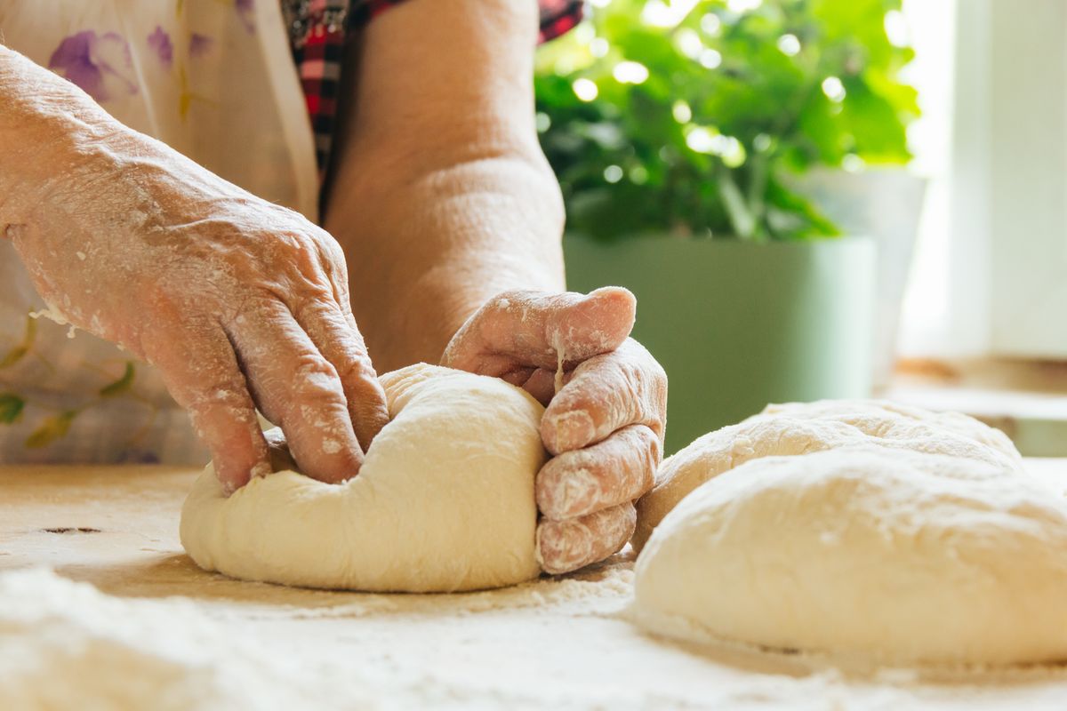 Nonna che impasta