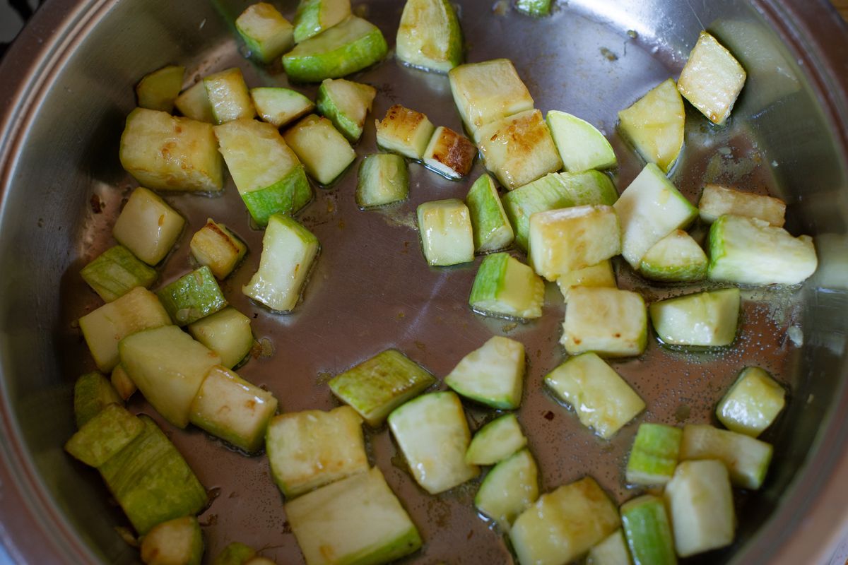 Zucchine a dadini in cottura in padella con olio