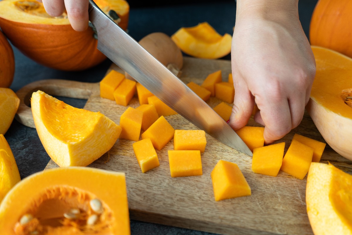 Tagliare zucca a pezzi