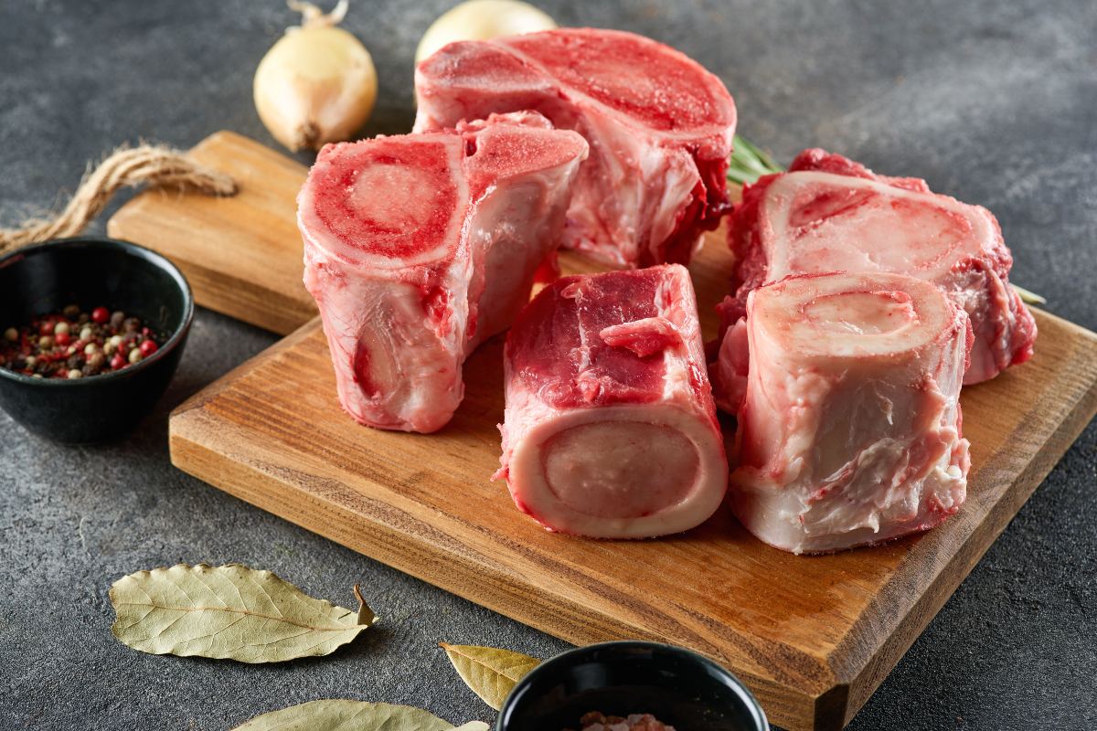 Ossa di manzo a pezzi su tagliere di legno