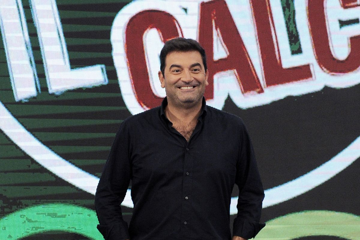 Il comico Max Giusti sorride ai fotografi durante il photocall del programma "Quelli che il calcio"