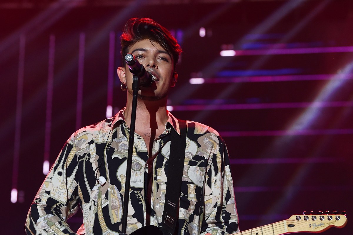 Durante un concerto, Stash si esibisce coi The Kolors.